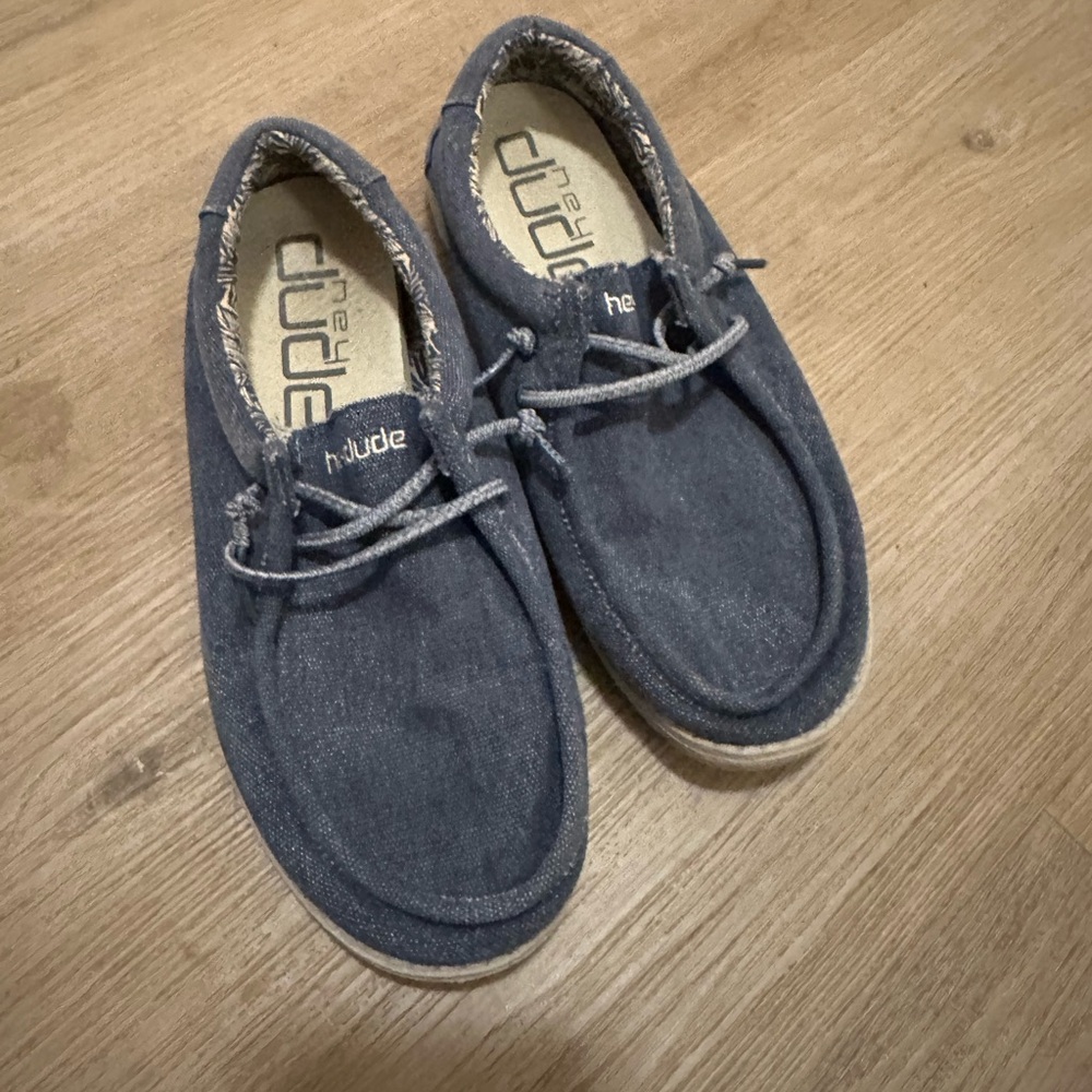 Hey Dude boys Casual Blue Shoes kids sz 5-6 youth blue jean shoes Wally dudes